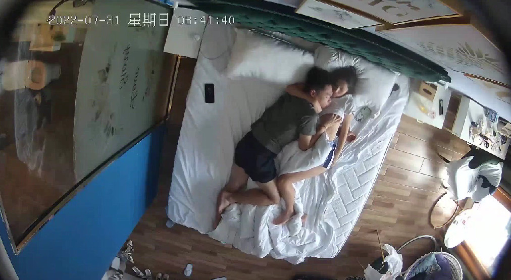 最新偷拍酒店安防摄像头偷拍两对情侣开房体贴好丈夫给媳妇刮逼毛