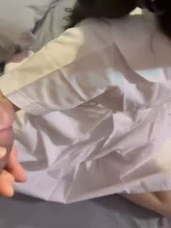 平时在学校里穿得可保守了，谁能想到啊..