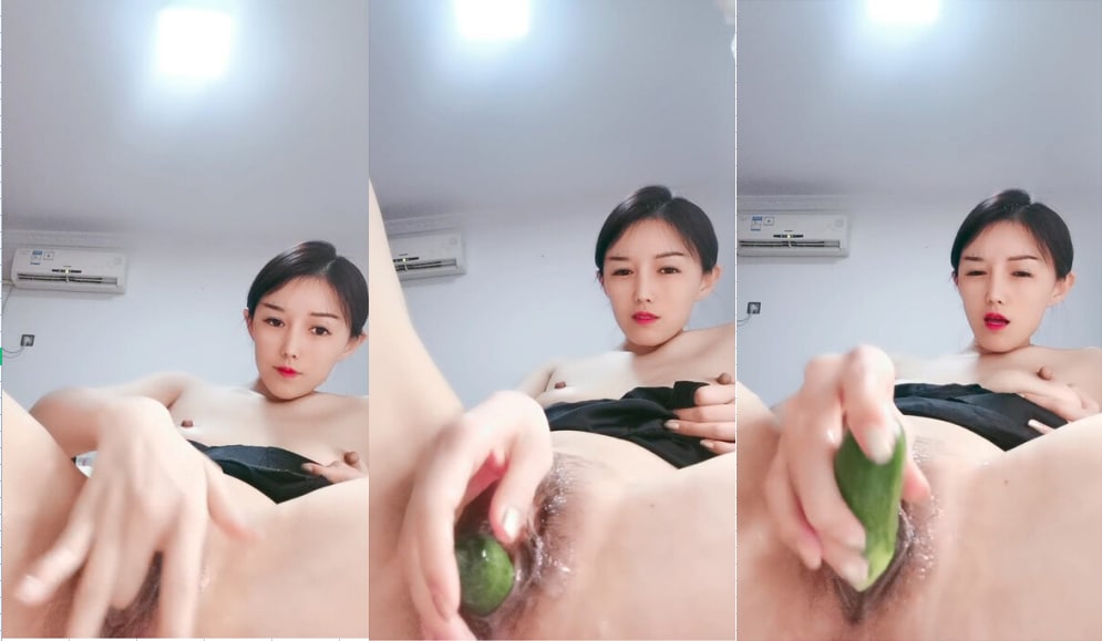 性感空姐下海直播，全程露脸颜值很高，敞开骚穴对着镜头自慰