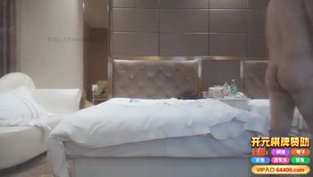 极品巨乳少妇，每动一下大奶就摇摆