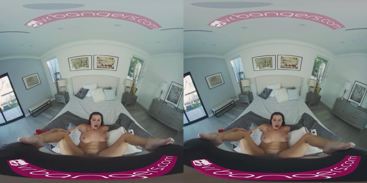 VRBANGERS热辣的德国米尔夫在打电话时做爱