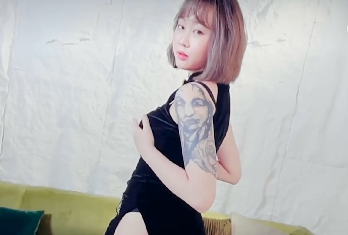 摄影师的脱稿引导从少女loveso的M字腿中突击