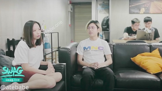 饥寒小淫娃在老公面前跟朋友做爱