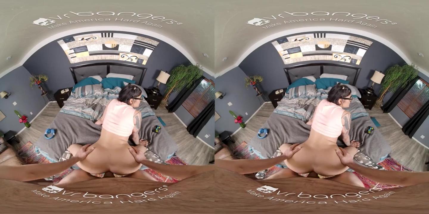 淘气的游戏玩家Babe一起玩她的紧身猫咪VR色情片