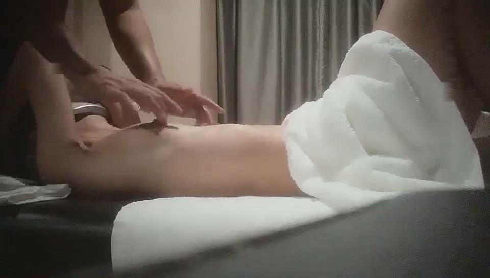 女性私密养生会所来减压的苗条白领丽人